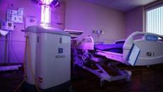 Робот убива вируси и бактерии! Машината излъчва ярка UV светлина, която унищожава бактериите (видео) - Videoclip.bg