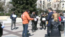 Хора излязоха на протест в Бургас -  Останалите без работа заради коронавируса ще получат пакети с храна - Videoclip.bg