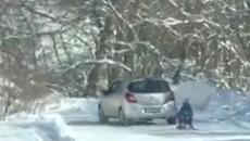 Шофьор от Сливен тегли сина си с шейна, вързана за лек автомобил - видеото е илюстративно - Videoclip.bg