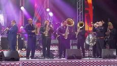 Orchestra fraților Advahov, Alex Calancea, Fanfara Ciocârlia, Leonard Lalaru - Balkan Brass Battle - Videoclip.bg