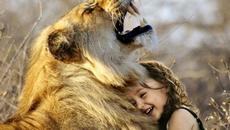 Невероятните истории на деца отгледани закриляни и обичани от животни - Videoclip.bg