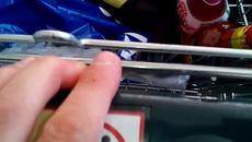 Как да си отключим количка за пазар, ако нямаме стотинки под ръка? Трик, който всеки трябва да знае! - Videoclip.bg