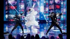 Маскираният певец USA! The Masked Singer - Swan sings Joan Jett's I Hate Myself For Loving You - FULL PERFORMANCE - Videoclip.bg