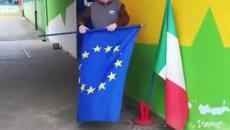 Вижте как Италия благодари на Русия! Италианец прибира европейското знаме, за да го замени с руското. - Videoclip.bg