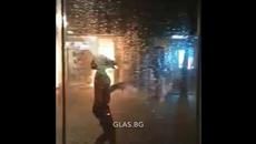 Вижте как се забавляваха по време на пороя в София (ВИДЕО) - Videoclip.bg