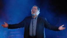 ~ Той е Василис Карас! Βασίλης Καρράς ~ Κλαίει Από Τη Λατρεία Του Κόσμου Θέατρο Πέτρας - Videoclip.bg