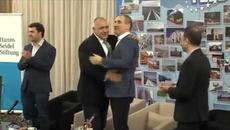 Целуват ръката и искат прошка на Бойко Борисов :) - Videoclip.bg