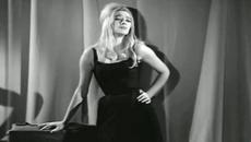 „Το τραγούδι της ξενιτιάς“ – Ντόρα Γιαννακοπούλου - Videoclip.bg