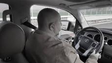 Борисов изпуска контрола над колата си и гарда на НСО я връща в пътя - Videoclip.bg