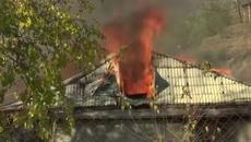 Земята плаче за човешката болка!!! Етническите арменци в Нагорни Карабах палят къщите си - Videoclip.bg