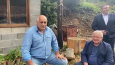 На раздумка поседнали на пънчета - Videoclip.bg