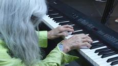 Street Pianist Natalie Trayling - Among the People_1080p - Videoclip.bg