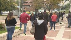 Чакащи на опашки за направления за безплатни PCR тестове в Благоевград - Videoclip.bg