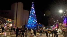 Весели празници!!! Заблестяха коледните светлини и на елхата в Благоевград - Videoclip.bg