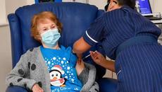 Първата ваксинирана срещу COVID-19 получи втората доза - Videoclip.bg