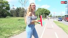 PEVAČICU SMO POSLALI DA BRIŠE ŠOFERKE Evo koliko para su joj dali, a tek kad je PREŠLA NA AUTOBUS... - Videoclip.bg