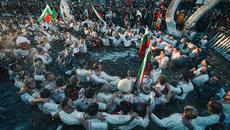 На Йордановден в Бургас - 22-годишният Яким Георгиев спасява кръста - Videoclip.bg