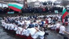 Богоявление 6.01.2021 - Йорданов ден, Мъжко хоро в река Тунджа, Калофер - Videoclip.bg