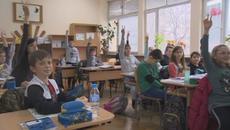 Отново на училище 2021 г.! Учениците от 1-ви до 4-ти клас се върнаха в училище - Videoclip.bg