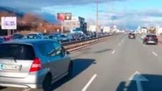 Верижна катастрофа с десетки коли на Околовръстно в София 13.1.2021 - Videoclip.bg