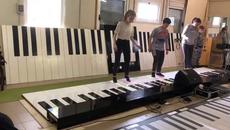 The Beatles -  Бийтълс Пиано Ob-La-Da, Ob-La-Di By Young Team ПРЕВОД - Videoclip.bg