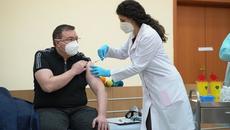 Здравният министър се реимунизира с втората доза от ваксината срещу коронавирус - Videoclip.bg