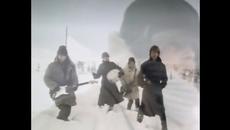 U2 – New Year's Day (Official Music Video) - Videoclip.bg