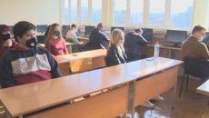 Отново на училище - 170 000 ученици и 30 000 учители се върнаха присъствено в клас - Videoclip.bg