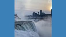 Поява на дъга, когато Ниагарският водопад е инкрустиран в лед - Videoclip.bg