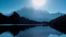 Вълшебството е в синьо ♛  Нощно небе и лунен изгрев над Хималаите ♛ - Videoclip.bg