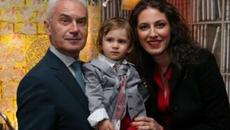 Утре е празника на жената 8-ми март! Вижте съпруга за мъжа и станал баща за втори път на 64 години!!! - Videoclip.bg