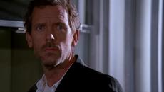 D-r House M.D. ~ ♛ Д-р Хаус спасява жена ❤️ Ако всички лекари бяха като него¨¨˜'°º★¸.•´★¸.•_´¨) - Videoclip.bg