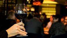 БУТИЛКА ВИНО СЛЕД ПОЛУНОЩ - Videoclip.bg