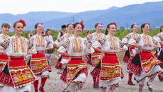 Честит св. Петър и Павел с Петруно пиле шарено Петрунино хоро - Българска народна песен - Videoclip.bg