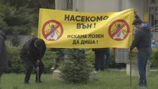 Протест против мухи!!! Недоволни хора протестират срещу изграждане на ферма - Videoclip.bg