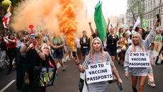 Протестиращи срещу Covid-ваксини щурмуват BBC -  Anti vaccine protesters in London - Videoclip.bg