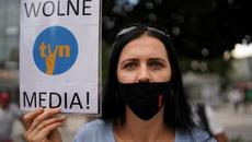 Поляци протестираха в защита на свободата на медиите. Poland Protesters rally against changes - Videoclip.bg