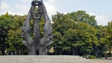 Паметникът на Съединението в Пловдив в очакване на тържествата замириса на люляк - Videoclip.bg