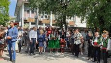 Президента Румен Радев в Белозем! Фермери, пострадали от градушката, посрещнаха Радев в Белозем - Videoclip.bg