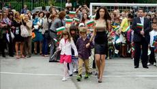 Росиca Kирилова - Учителко целувам ти ръка - Videoclip.bg