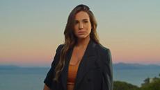 Άννα Σακκά - Κυκλοφορούν Μονά - Official Music Video - Videoclip.bg