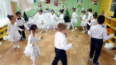 Танц със снежинки и звездички - Videoclip.bg