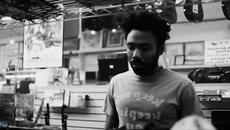 Childish Gambino remixes Tamia "So Into You" while playing guitar in Atlanta - Videoclip.bg