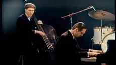 Bill Evans Trio, Summertime (Gershwin) LIVE in 1965 - Videoclip.bg