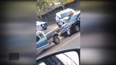 Малко дете вдига ръце, докато татко е арестуван  - Toddler Puts Arms up as Dad Is Arrested - Videoclip.bg