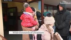 Украинците се връщат у дома - Ukrainians return home to reunite with family, join fighting - Videoclip.bg