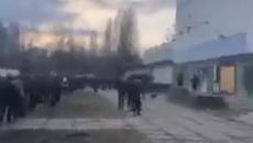 Украинци в Киев - Чакаме на опашка за „Калашников”, за да браним Украйна - Videoclip.bg