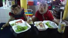 Две маймуни се наслаждават на здравословна храна точно като хората - Videoclip.bg