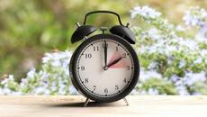 Отново сменяме времето тази нощ - Точно в 3 ч.27 март 2022 г. тази нощ местим часовника с час напред - Videoclip.bg