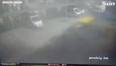 Moment strike 'destroys ex-NHS ambulance' at hospital in Mykolaiv, Ukraine - Videoclip.bg